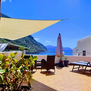 Hotel Seaside, Leni